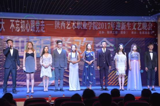 影视系播音主持班朗诵《相信未来》