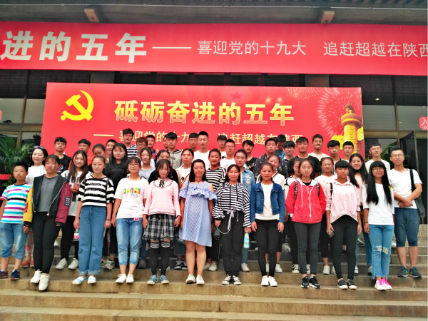 陕西艺术职业学院师生参观展览合影