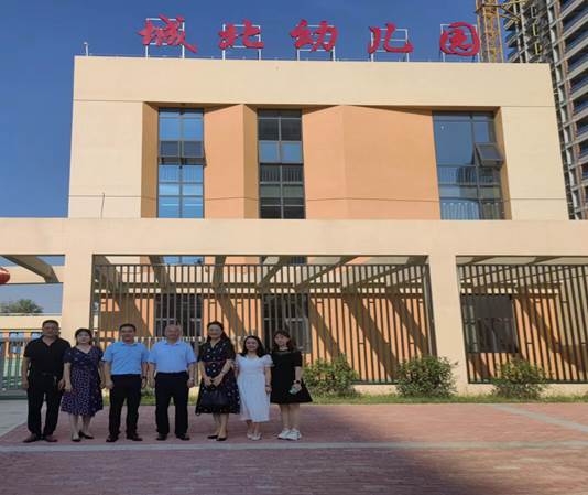 人们站在建筑前描述已自动生成